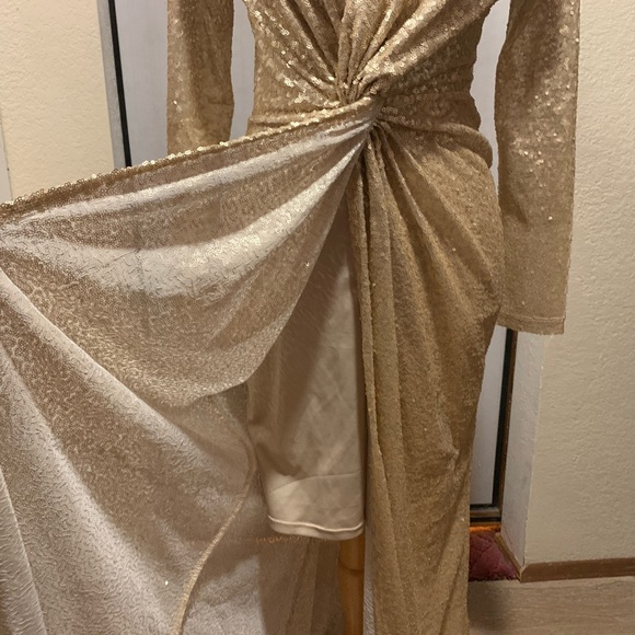 Sold 🎈Sequined open front low plunge gown gold size M - Picture 8 of 17